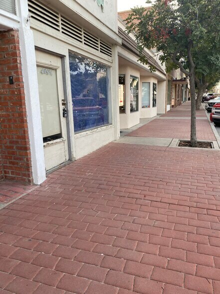 More Photos Of 415 Center St, Taft Storefront For Sale