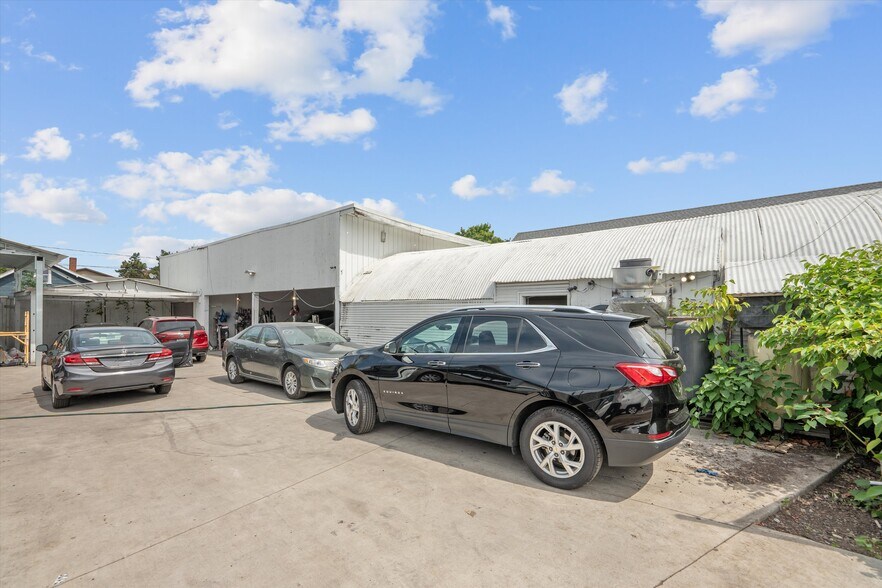More Photos Of 8705 SE Foster Rd, Portland Manufacturing For Sale