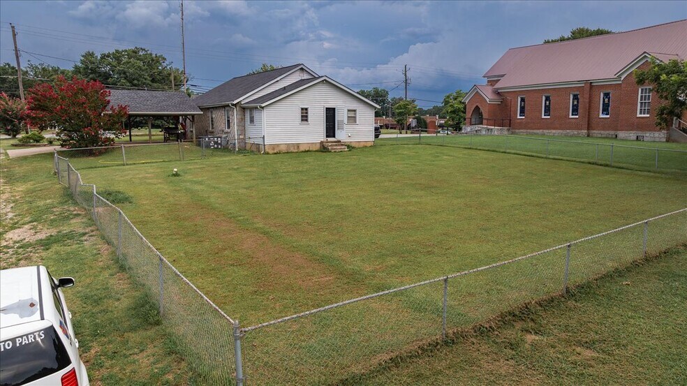 More Photos Of 317 General Daniel Ave N, Danielsville General Retail For Sale