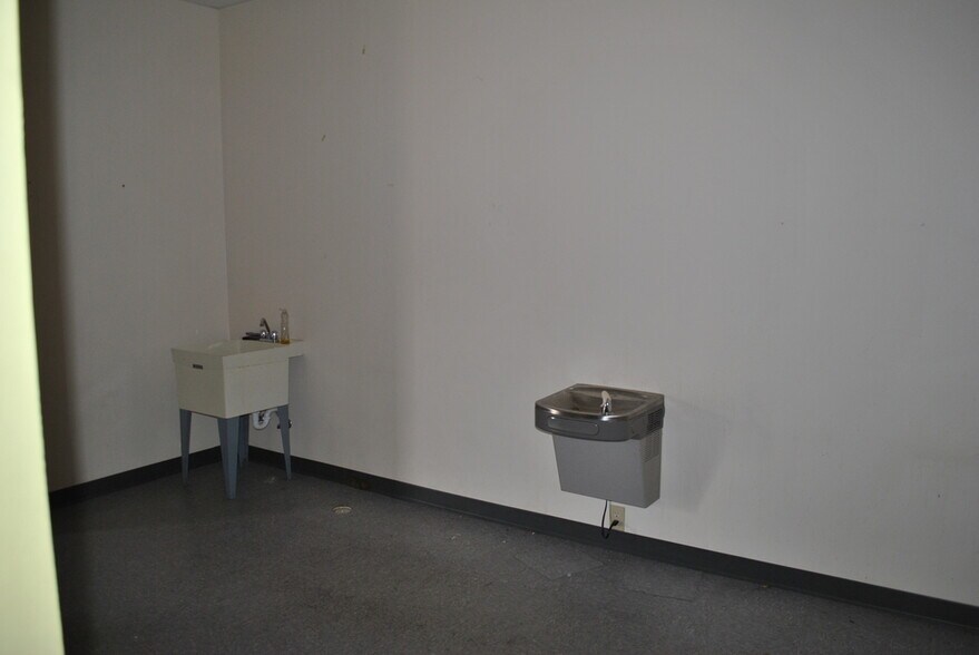 More Photos Of 2095-2103 S Highland Ave, Jackson Storefront Retail Office For Lease