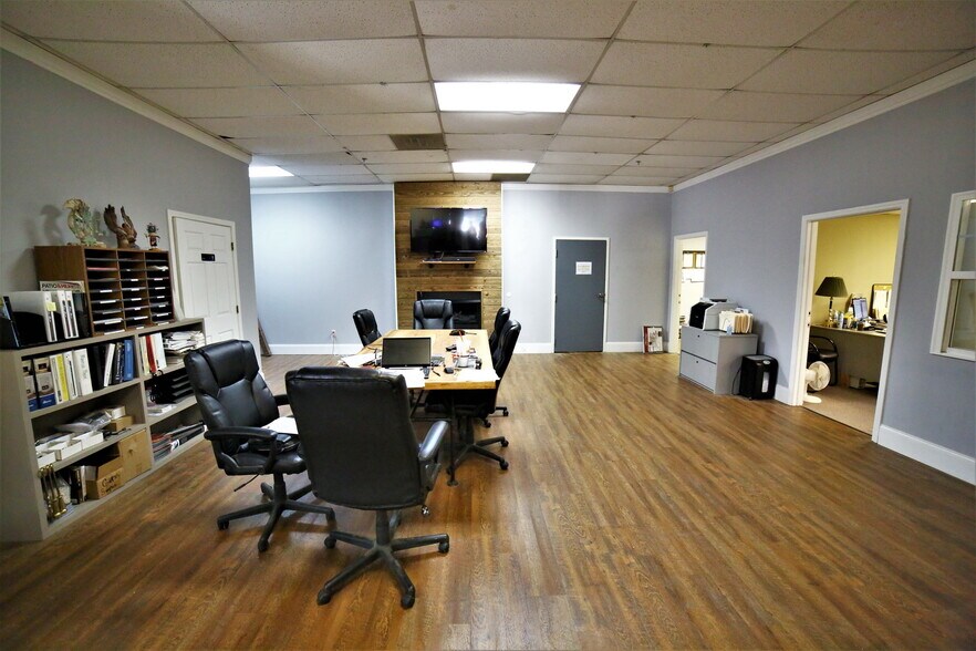 More Photos Of 121 Bells Ferry Ln, Marietta Distribution For Lease