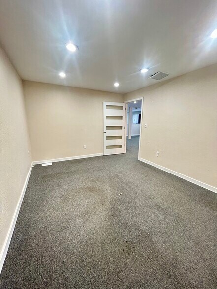 More Photos Of 2300 Grand Blvd, Holiday Flex For Sale