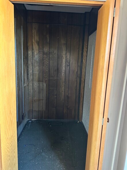 More Photos Of 1105 State St, Mound City Office For Sale