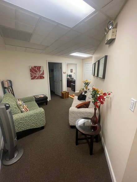 More Photos Of 33 Bedford St, Lexington Medical For Sale