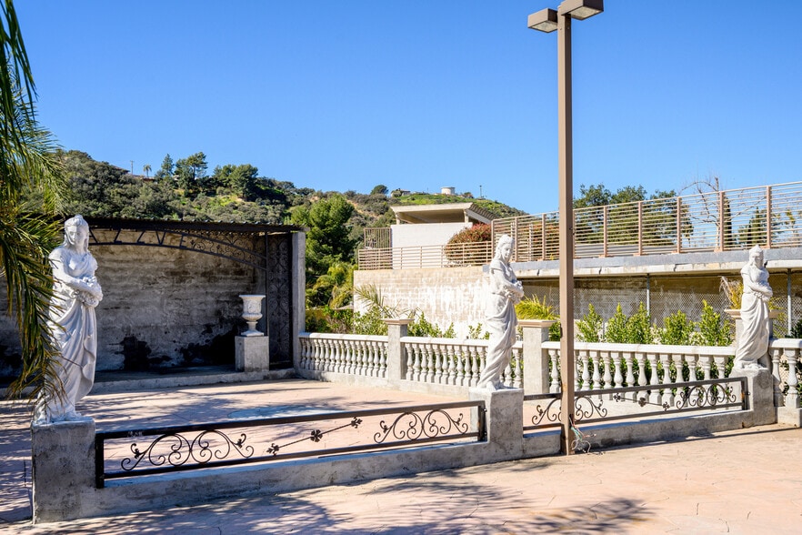 More Photos Of 6500 Foothill Blvd, Tujunga Restaurant For Sale