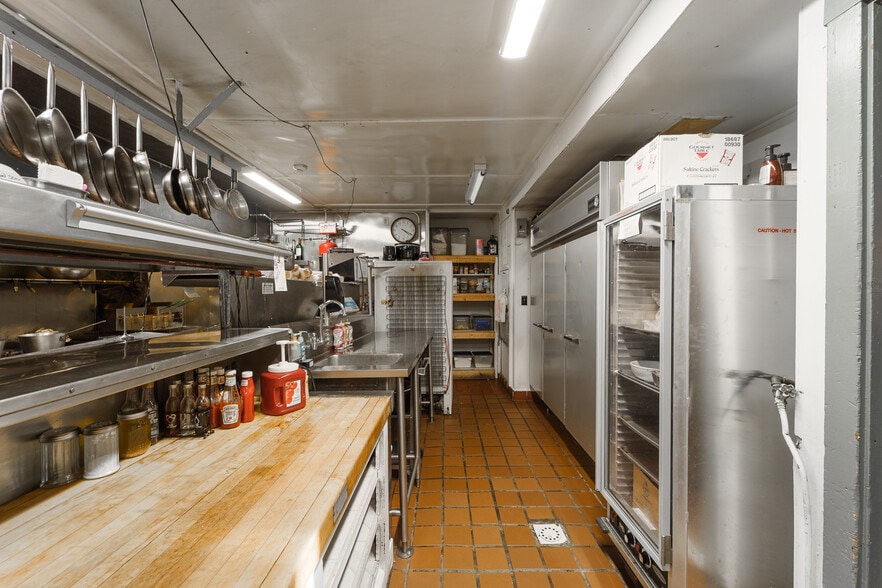 More Photos Of 33 County Road 60, Waverly Hotel For Sale