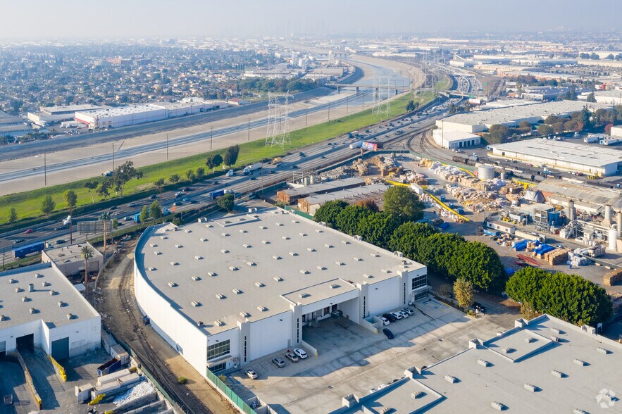 More Photos Of 5560-5564 E 61st St, Commerce Manufacturing For Lease