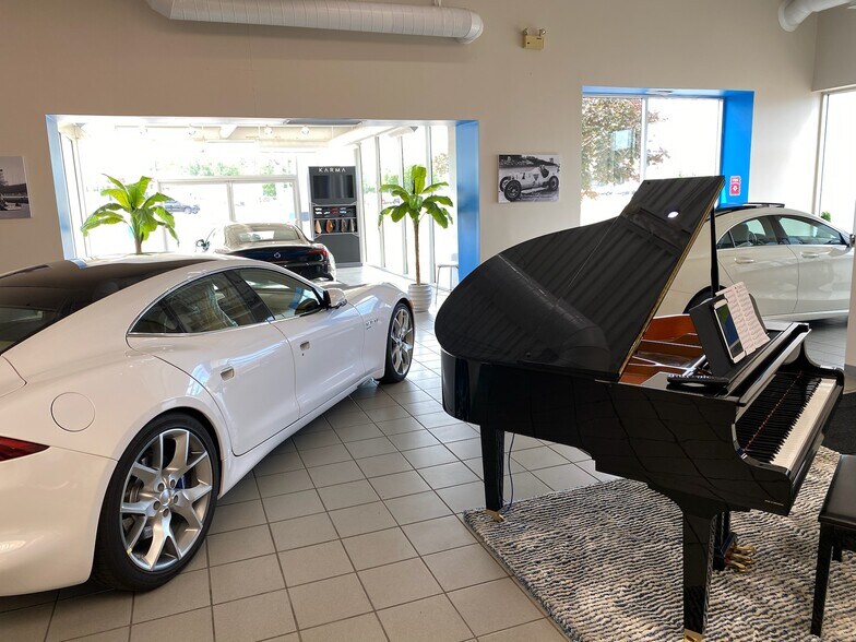 More Photos Of 5303 W Pike Plaza Rd, Indianapolis Auto Dealership For Lease