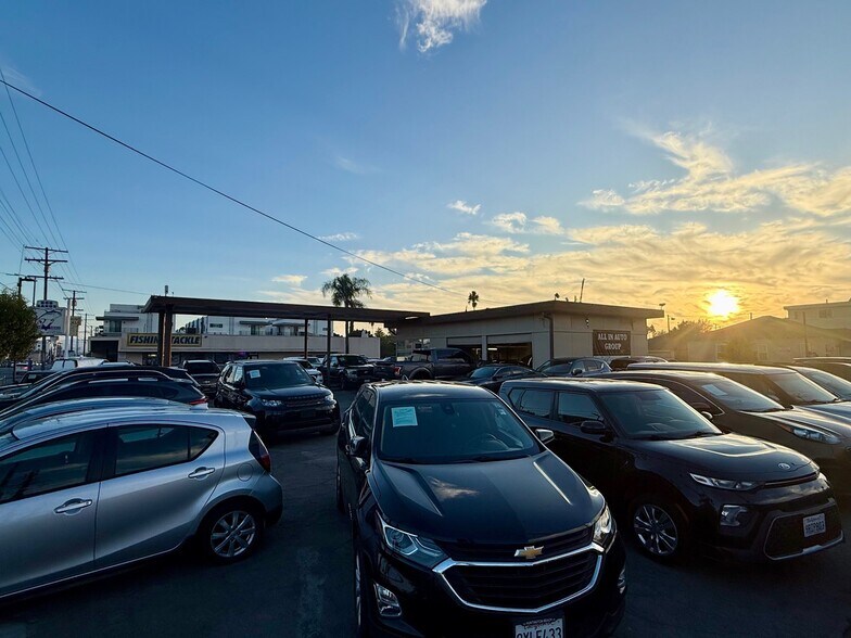 More Photos Of 15336 Vanowen St, Van Nuys Auto Dealership For Lease
