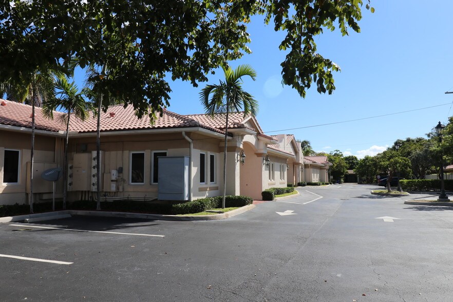 More Photos Of 650-660 E Hillsboro Blvd, Deerfield Beach Loft Creative Space For Lease