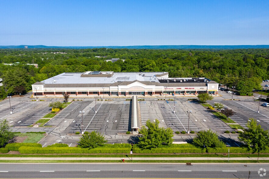 More Photos Of 500-520 Chestnut Ridge Rd, Woodcliff Lake Storefront For Lease