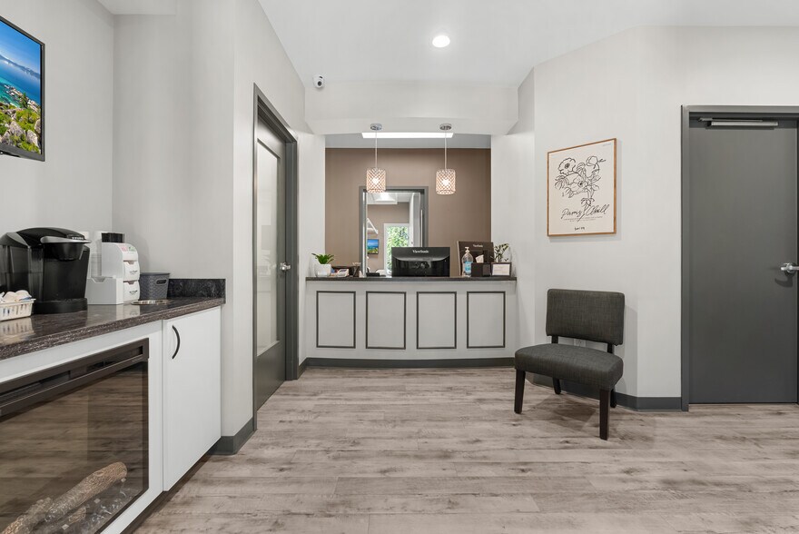More Photos Of 10800 E 77th Ter, Raytown Medical For Sale