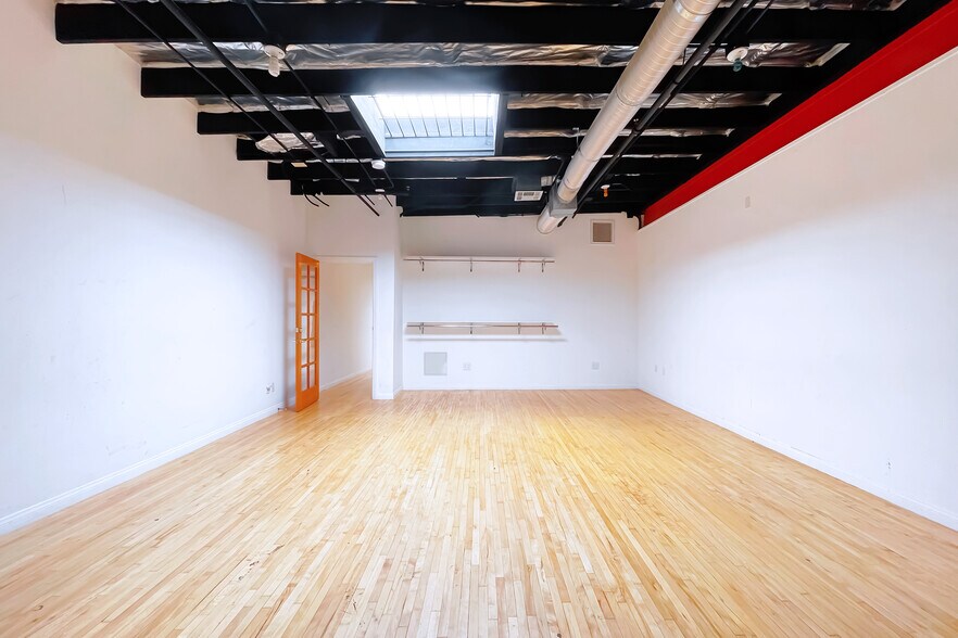 More Photos Of 5401 W Alvern Cir, Los Angeles Office Residential For Lease