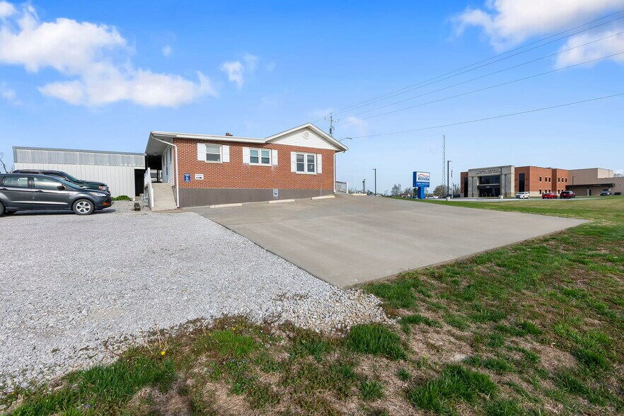 More Photos Of 407 W Saint Joseph St, Perryville Office For Sale