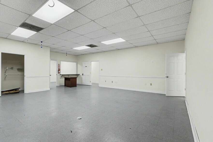 More Photos Of 1445 Cleveland Ave, East Point Showroom For Sale