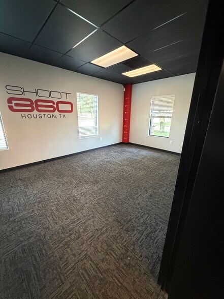 More Photos Of 13018 Brittmoore Park Dr, Houston Warehouse For Lease