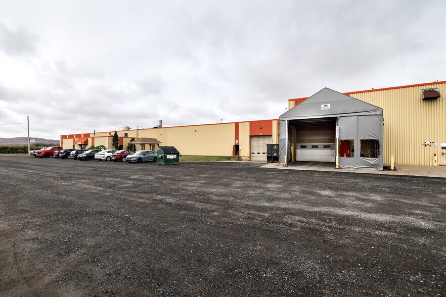Primary Photo Of 2620 Rue Bernard-Pilon, St-Mathieu-de-Beloeil Manufacturing For Sale