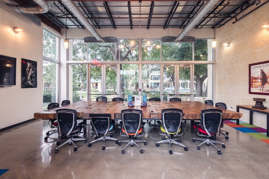 More Photos Of 102 9th St, San Antonio Office For Sale