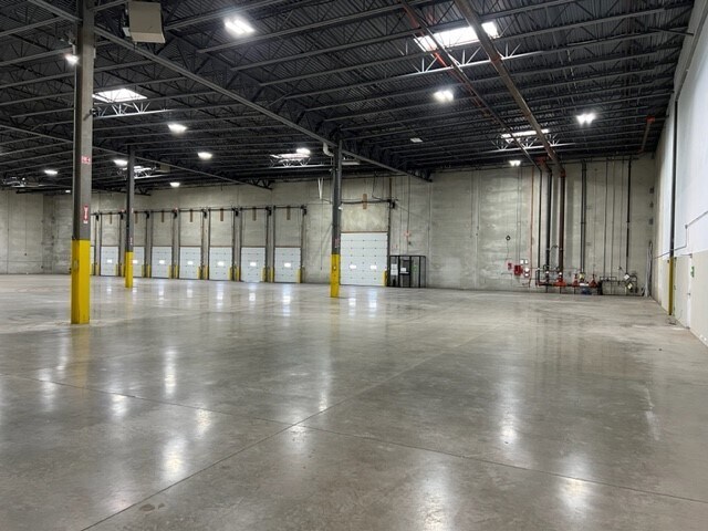 More Photos Of 2315-2317 Landmeier Rd, Elk Grove Village Warehouse For Lease