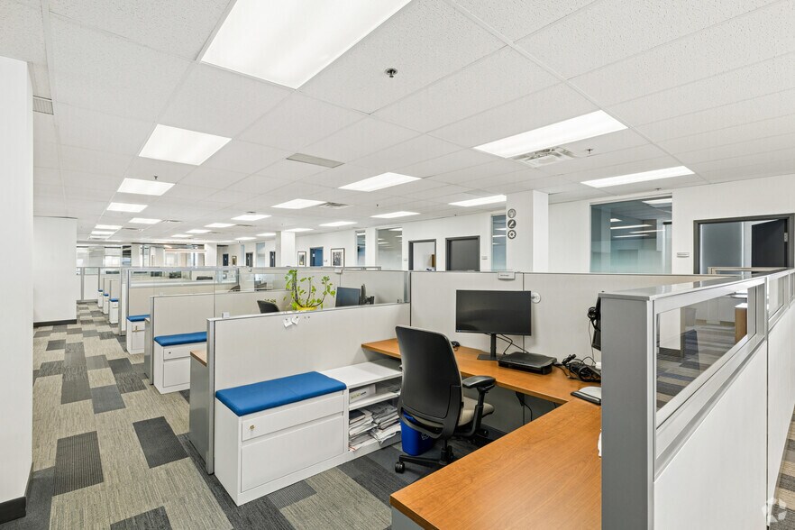 More Photos Of 100 Boul Alexis-Nihon, Montréal Office For Lease