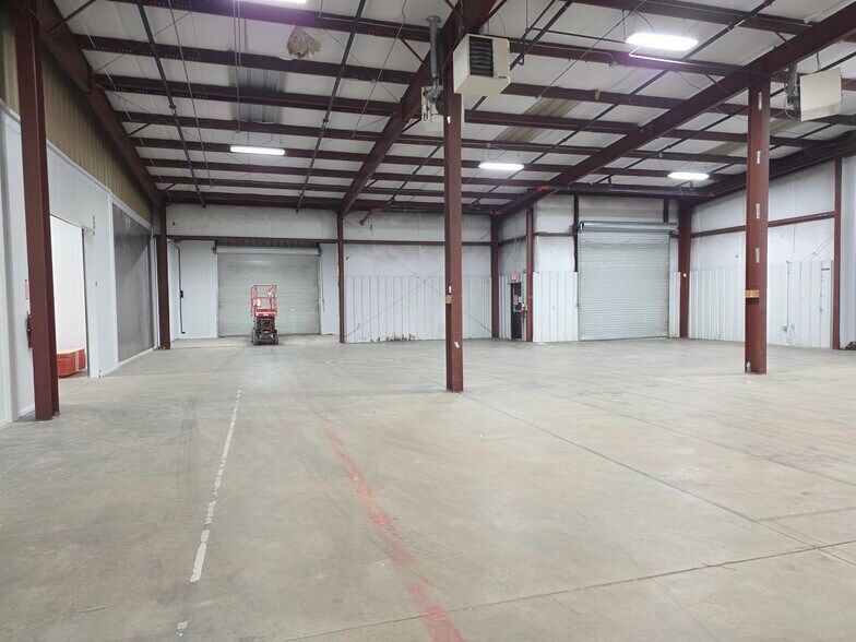 More Photos Of 318 Bell Park Dr, Woodstock Distribution For Lease