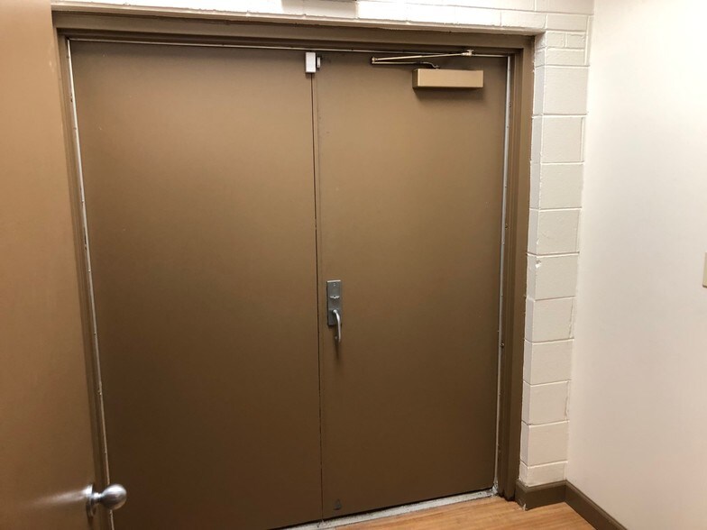 More Photos Of 220-320 Howard Ave, Des Plaines Light Distribution For Sale