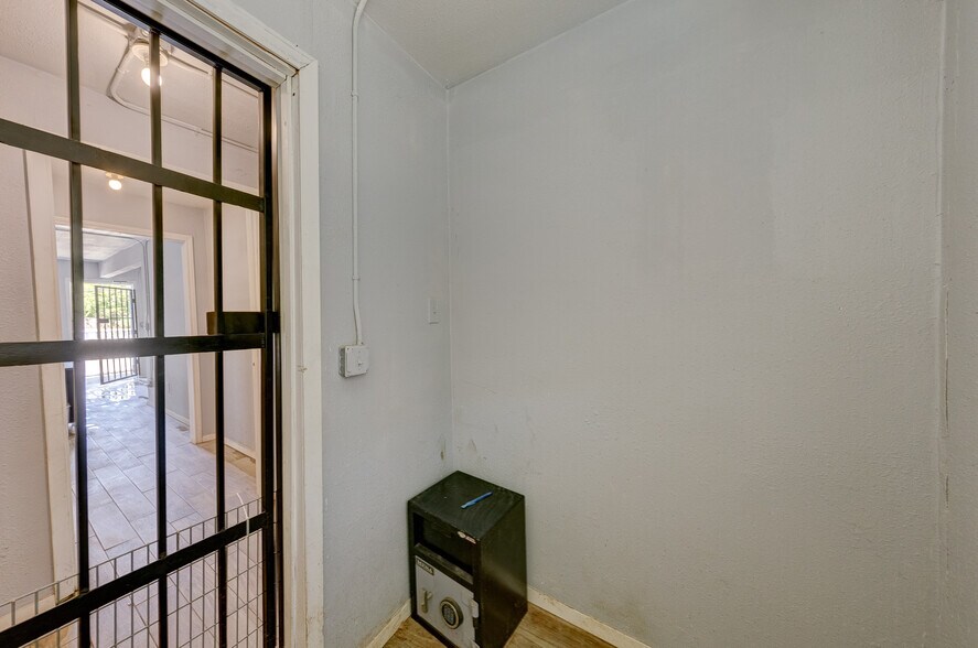 More Photos Of 8002-8004 Homestead, Houston Freestanding For Sale