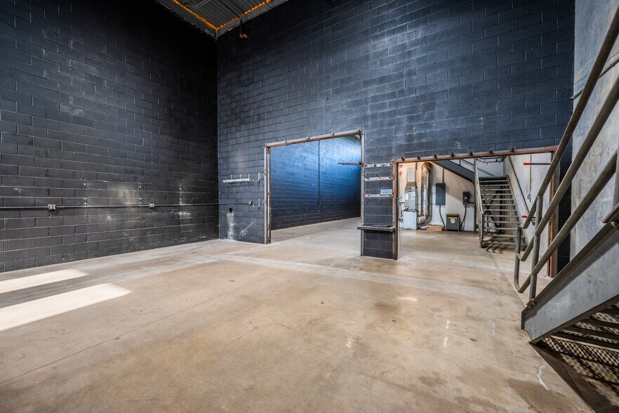 More Photos Of 5750 N Sam Houston Pky E, Houston Warehouse For Lease