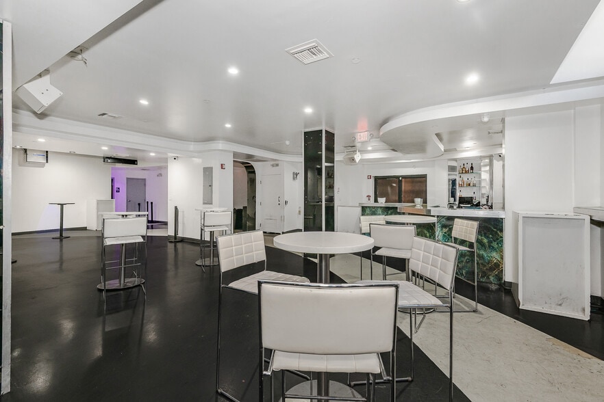 More Photos Of 145 SW 1st Ave, Fort Lauderdale Bar For Lease