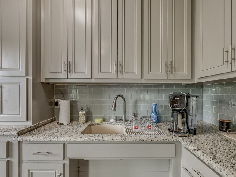 More Photos Of 2232 Bridgeview Blvd, Edmond Office Residential For Sale