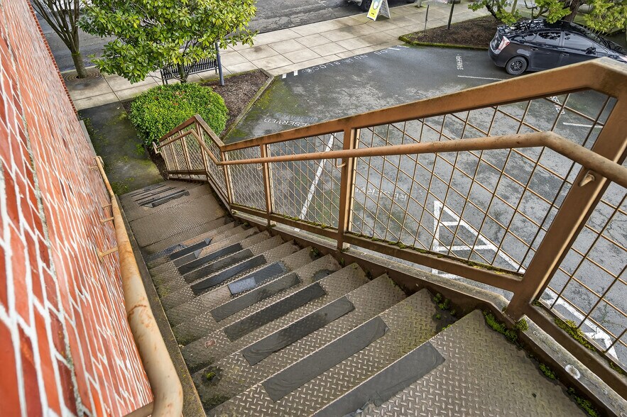 More Photos Of 700 E 1st St, Newberg Storefront Retail Residential For Sale