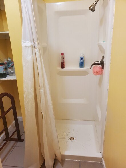 More Photos Of 2447 E Judd Rd, Burton Showroom For Sale