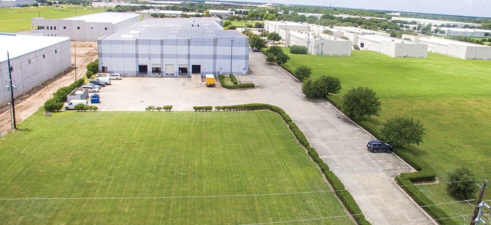 More Photos Of 12010 Dairy Ashford, Sugar Land Distribution For Lease