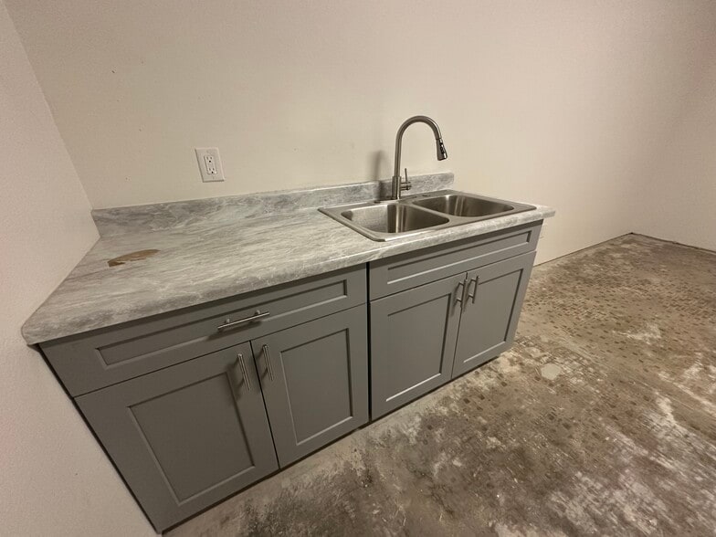 More Photos Of 10323 Cypress Ave, Riverside Restaurant For Lease