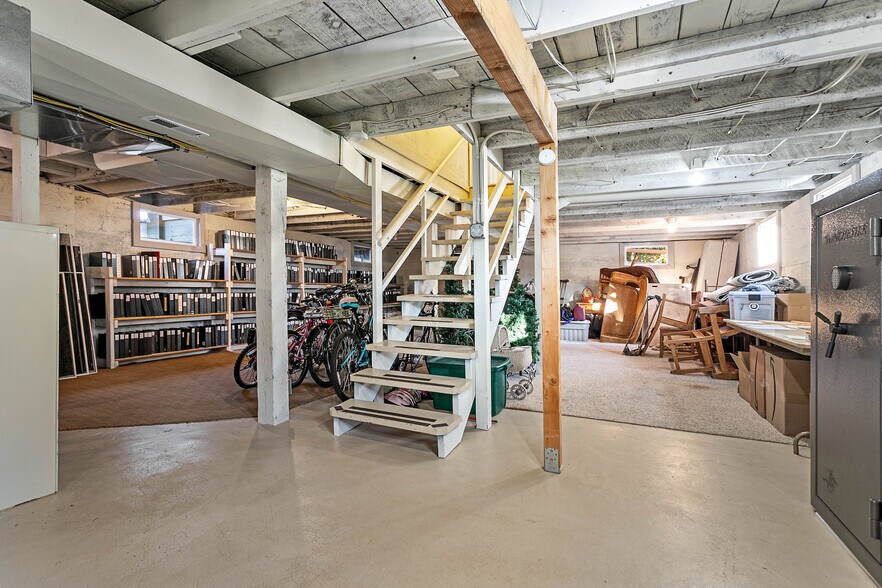 More Photos Of 709 Grover St, Lynden Office For Sale