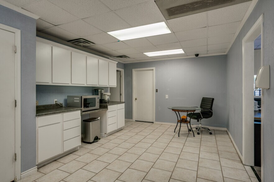 More Photos Of 1921 9th St, Wichita Falls Healthcare For Sale
