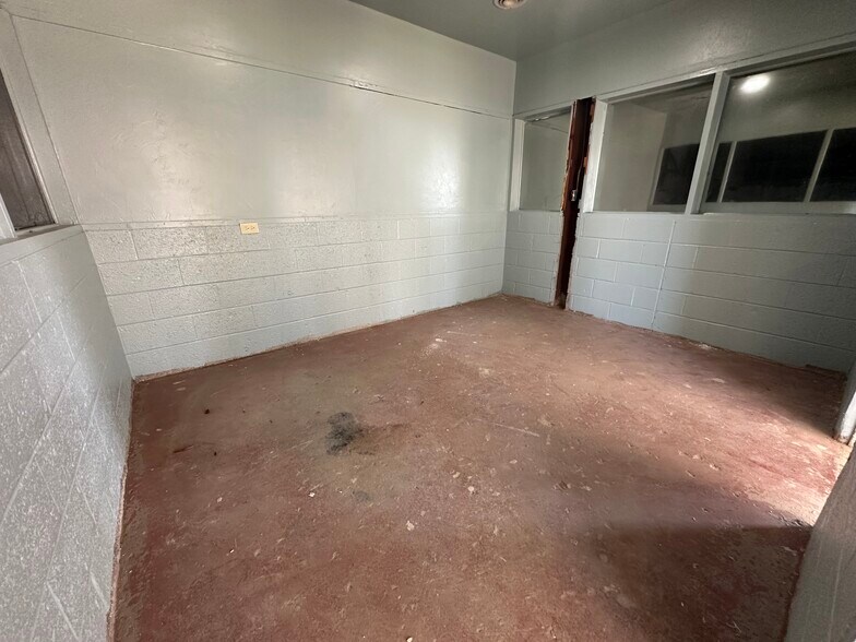 More Photos Of 514 S Broadway, Edmond Auto Dealership For Lease