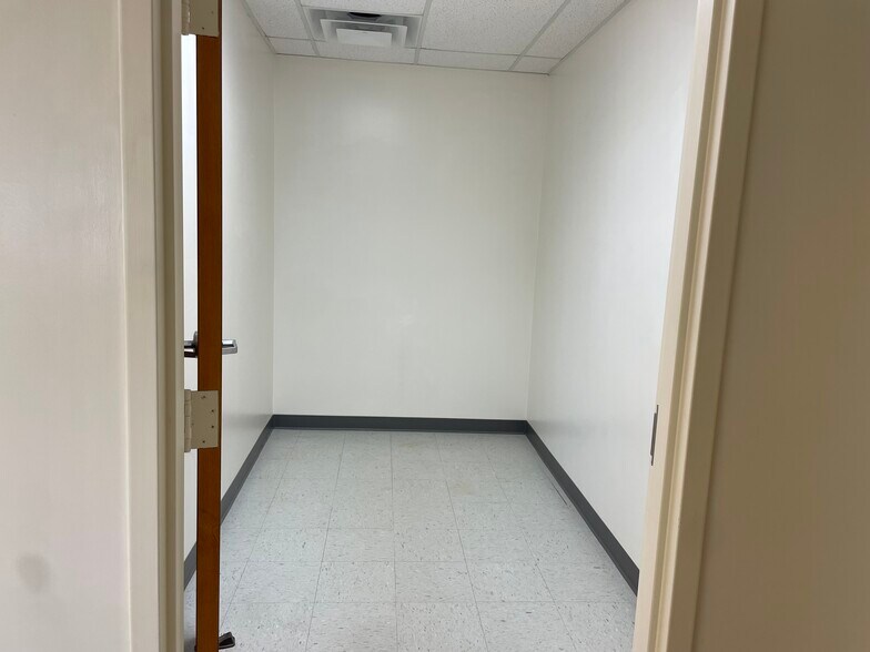 More Photos Of 2141 Eastview Pky, Conyers Office For Sale