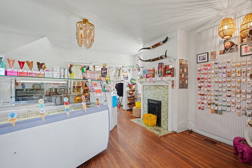 More Photos Of 17 W 41st St, Savannah Freestanding For Sale