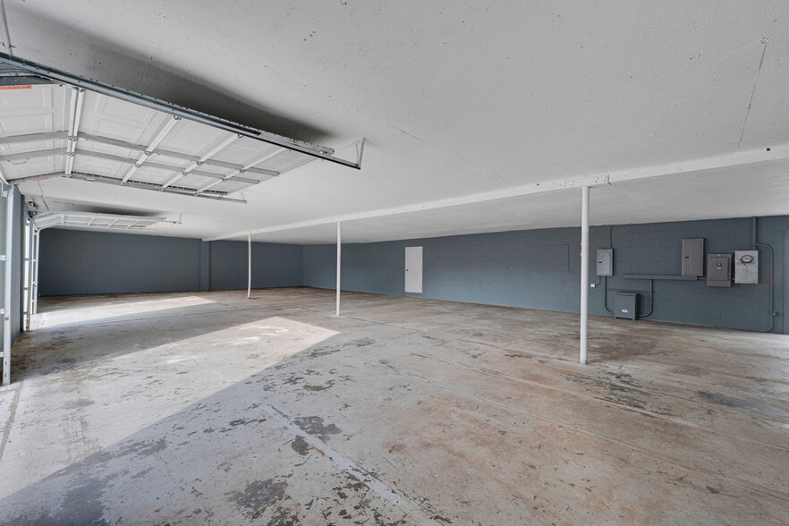 More Photos Of 23045 Drayton St, Santa Clarita Warehouse For Sale