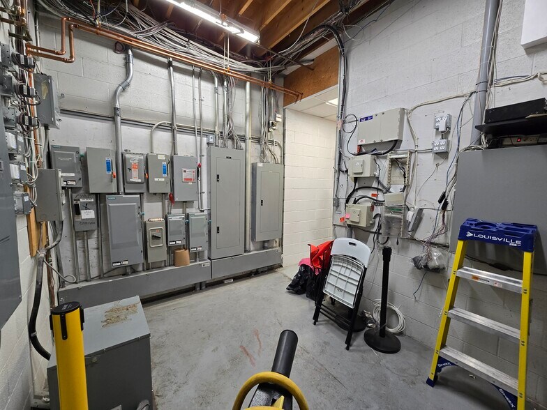 More Photos Of 2222 Boul Dagenais O, Laval Light Distribution For Sale