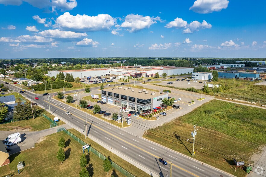 More Photos Of 17680 Rue Charles, Mirabel General Retail For Lease