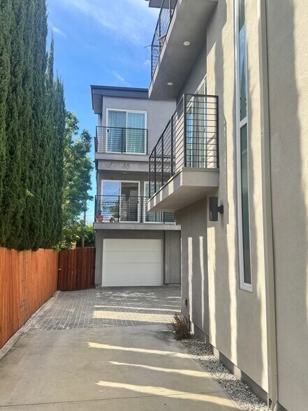 More Photos Of 1221-1223 1/2 N Kenmore Ave, Los Angeles Apartments For Sale