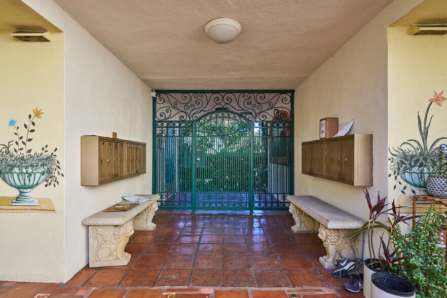More Photos Of 540 N Orlando Ave, Los Angeles Apartments For Sale