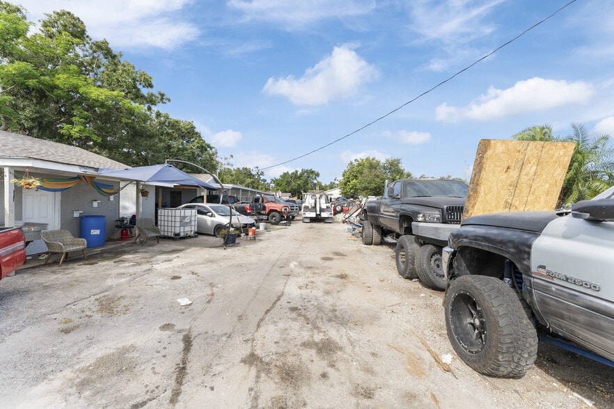 More Photos Of 5712 15th St, Bradenton Auto Dealership For Sale