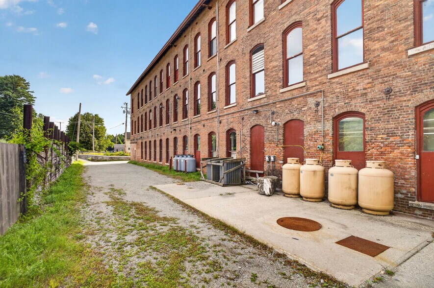 More Photos Of 420 Park St, Housatonic Flex For Sale