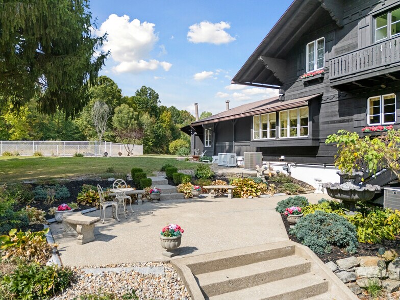 More Photos Of 550 Warner rd, Vienna Specialty For Sale