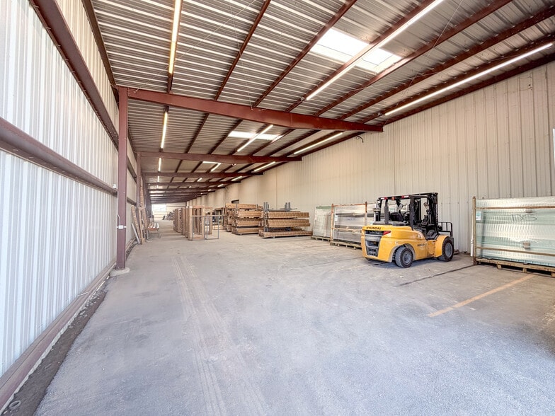More Photos Of 18740 Goll St, San Antonio Warehouse For Lease