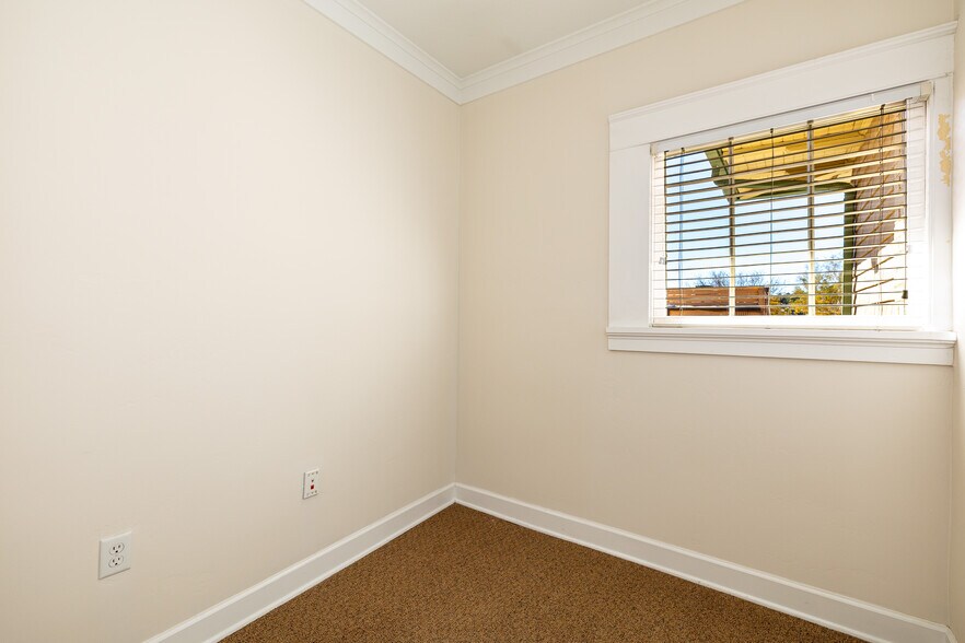 More Photos Of 717 W Riordan Rd, Flagstaff Storefront Retail Office For Sale