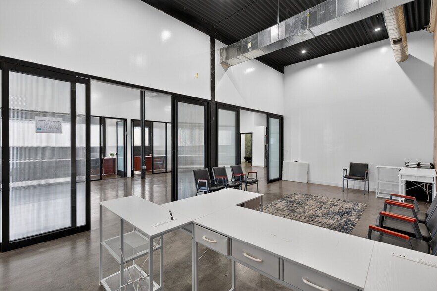 More Photos Of 6023 Hazeltine Ave, Van Nuys Warehouse For Lease